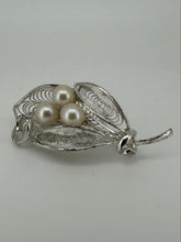 Load image into Gallery viewer, Vintage Wireworked Leaf Brooch with Pearls