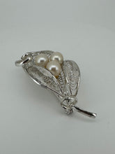 Load image into Gallery viewer, Vintage Wireworked Leaf Brooch with Pearls