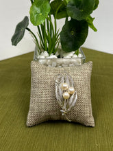 Load image into Gallery viewer, Vintage Wireworked Leaf Brooch with Pearls